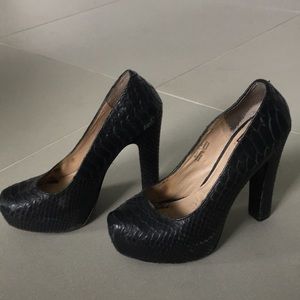 Pour la Victoire black snake pumps